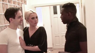 Mature Wife Fucks with a Black Man to Fuck her Hardcore with his Black Cock